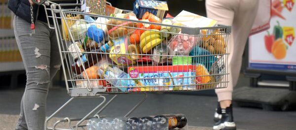 Покупатель с тележкой, наполненной продуктами, в супермаркете в Австрии Покупатель с тележкой, наполненной продуктами, в супермаркете в Австрии - Sputnik Таджикистан