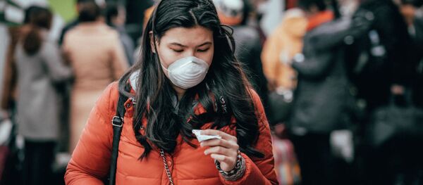 Девушка в маске на автовокзале в Нур-Султане накануне карантина  - Sputnik Тоҷикистон