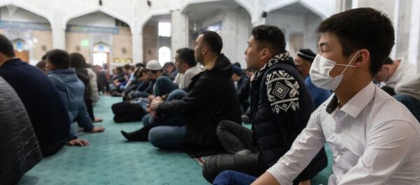 Пятничный намаз в Центральной мечети Алматы - Sputnik Таджикистан