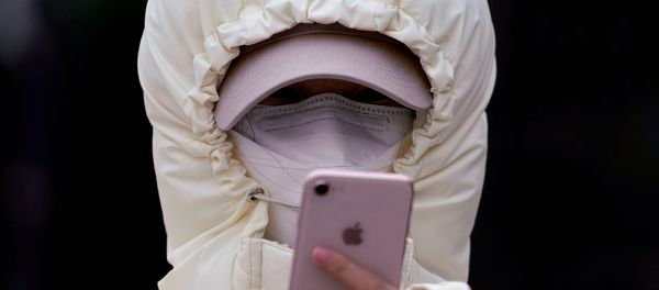 Женщина в маске в Шанхае - Sputnik Таджикистан