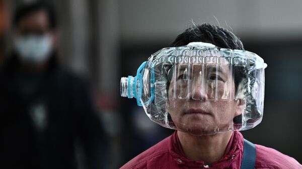 Человек с пластиковой бутылкой закрывающей лицо - Sputnik Таджикистан