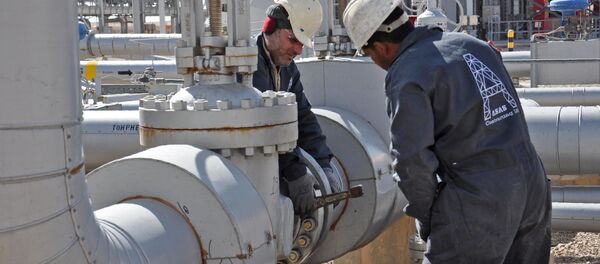 Рабочие на нефтеперерабатывающем предприятии, архивное фото Рабочие на нефтеперерабатывающем предприятии, архивное фото - Sputnik Таджикистан