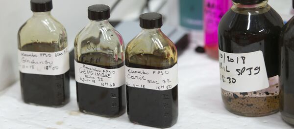 Образцы сырой нефти, добытые на морском дне, архивное фото - Sputnik Тоҷикистон