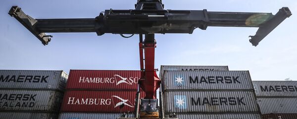 Мобильный кран готовится перемещать контейнеры на логистической станции Мобильный кран готовится перемещать контейнеры на логистической станции - Sputnik Таджикистан