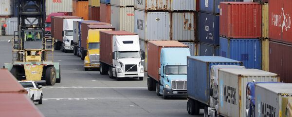 Грузовики перевозят грузовые контейнеры, архивное фото - Sputnik Таджикистан