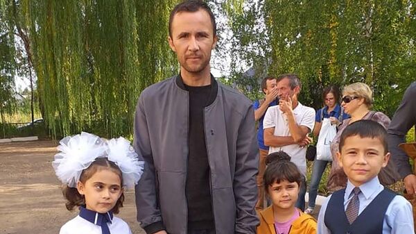 Акмал Мансуров с детьми - Sputnik Таджикистан