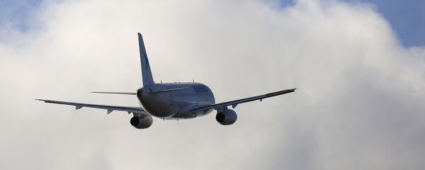 Пассажирский самолет вылетает из аэропорта города Красноярска - Sputnik Тоҷикистон