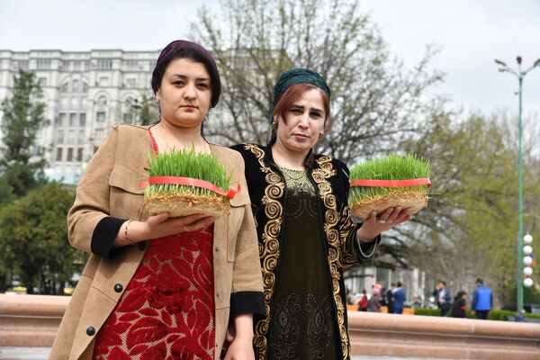 Жительницы города Душанбе во время праздника Навруз держат в руках пророщенную пшеницу - Sputnik Тоҷикистон