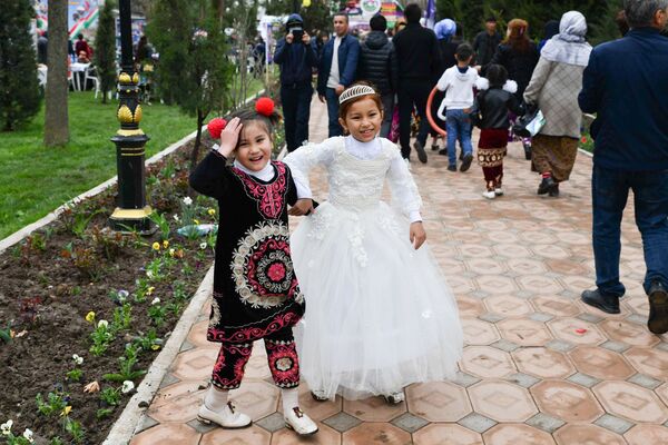 Дети во время праздника Навруз - Sputnik Тоҷикистон