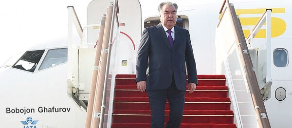 Эмомалӣ Раҳмон, раисиҷумҳури Тоҷикистон, ҳангоми фаромадан аз ҳавопаймо - Sputnik Тоҷикистон