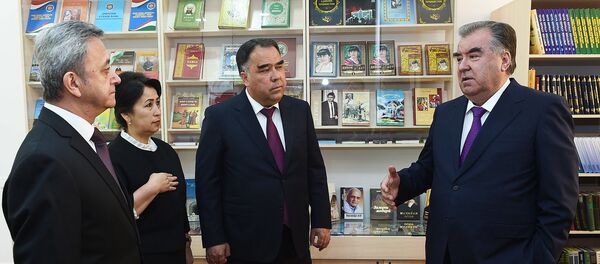 Эмомалӣ Раҳмон, раисиҷумҳури Тоҷикистон, дар бинои маъмурии ҲХДТ дар шаҳри Бӯстон - Sputnik Тоҷикистон