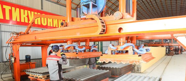 Корхонаи истеҳсоли шифер ва қубурҳои асбестӣ дар шаҳри Бӯстон Корхонаи истеҳсоли шифер ва қубурҳои асбестӣ дар шаҳри Бӯстон - Sputnik Тоҷикистон