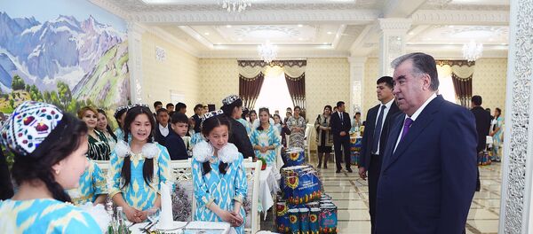 Тақдими тӯҳфаҳо ба ятимон дар Суғд - Sputnik Тоҷикистон