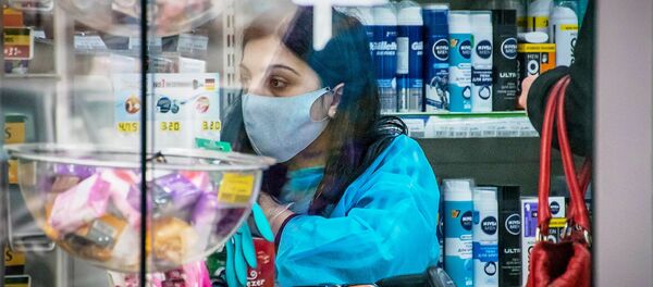 Продавец в защитной маске в магазине Продавец в защитной маске в магазине - Sputnik Тоҷикистон