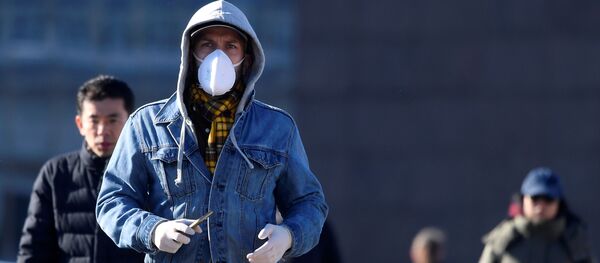 Мужчина в защитной маске, архивное фото - Sputnik Таджикистан