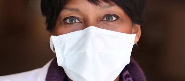 Сотрудница больницы CHC MontLegia в медицинской маске Сотрудница больницы CHC MontLegia в медицинской маске - Sputnik Тоҷикистон