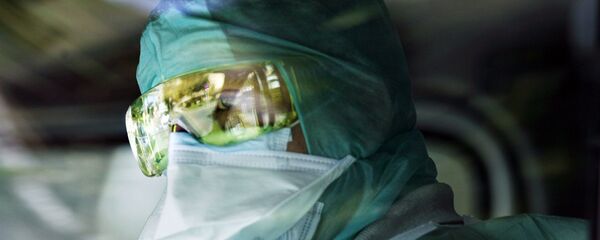 Врач в защитном костюме - Sputnik Таджикистан