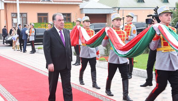 Президент Республики Таджикистан Эмомали Рахмон открыл государственный флаг Таджикистана в селе Гозион - Sputnik Тоҷикистон