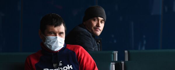 Мужчина в медицинской маске в аэропорту, архивное фото Мужчина в медицинской маске в аэропорту, архивное фото - Sputnik Тоҷикистон