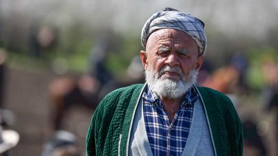 Пожилой человек на турнире бузкаши в Таджикистане
