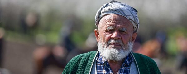 Пожилой человек на турнире бузкаши в Таджикистане - Sputnik Тоҷикистон