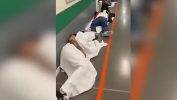 Пациенты с коронавирусом остались лежать на полу испанской больницы - Sputnik Тоҷикистон