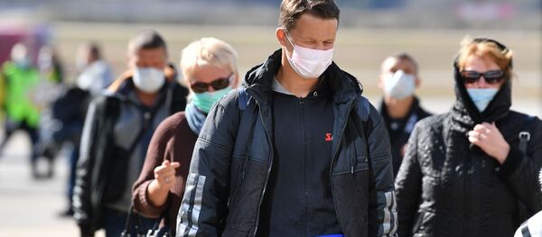Пассажиры в защитных масках Пассажиры в защитных масках - Sputnik Таджикистан