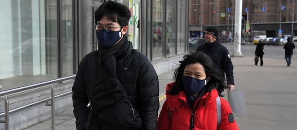 Прохожие в защитных масках в Москве.  - Sputnik Тоҷикистон