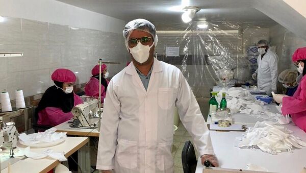 Производство масок на Иранской фабрике - Sputnik Таджикистан