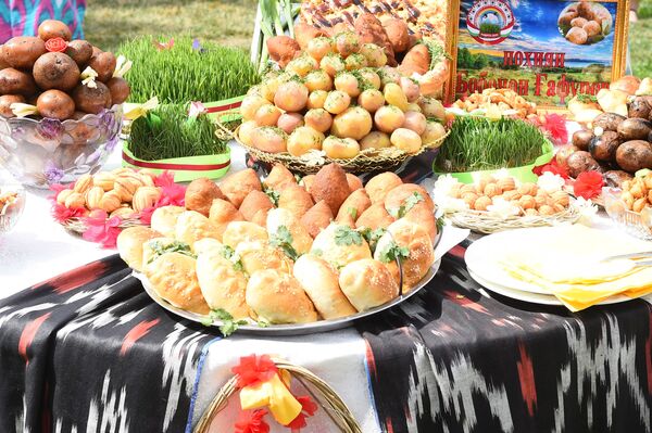 Праздник мёда, хлеба и картофеля в г. Худжанд Согдийской области - Sputnik Таджикистан