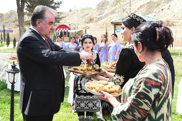 Эмомали Рахмон принял участие в празднике мёда, хлеба и картофеля в г. Худжанд Согдийской области - Sputnik Таджикистан
