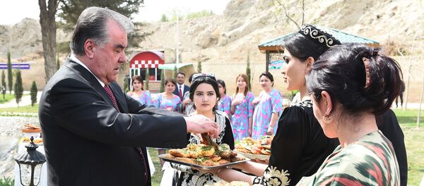 Эмомали Рахмон принял участие в празднике мёда, хлеба и картофеля в г. Худжанд Согдийской области - Sputnik Тоҷикистон