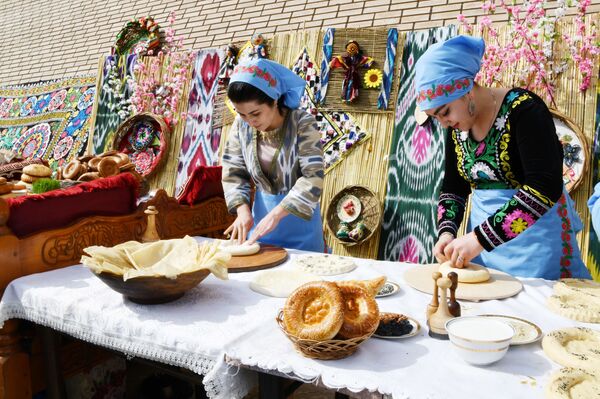 Праздник мёда, хлеба и картофеля в г. Худжанд Согдийской области - Sputnik Таджикистан