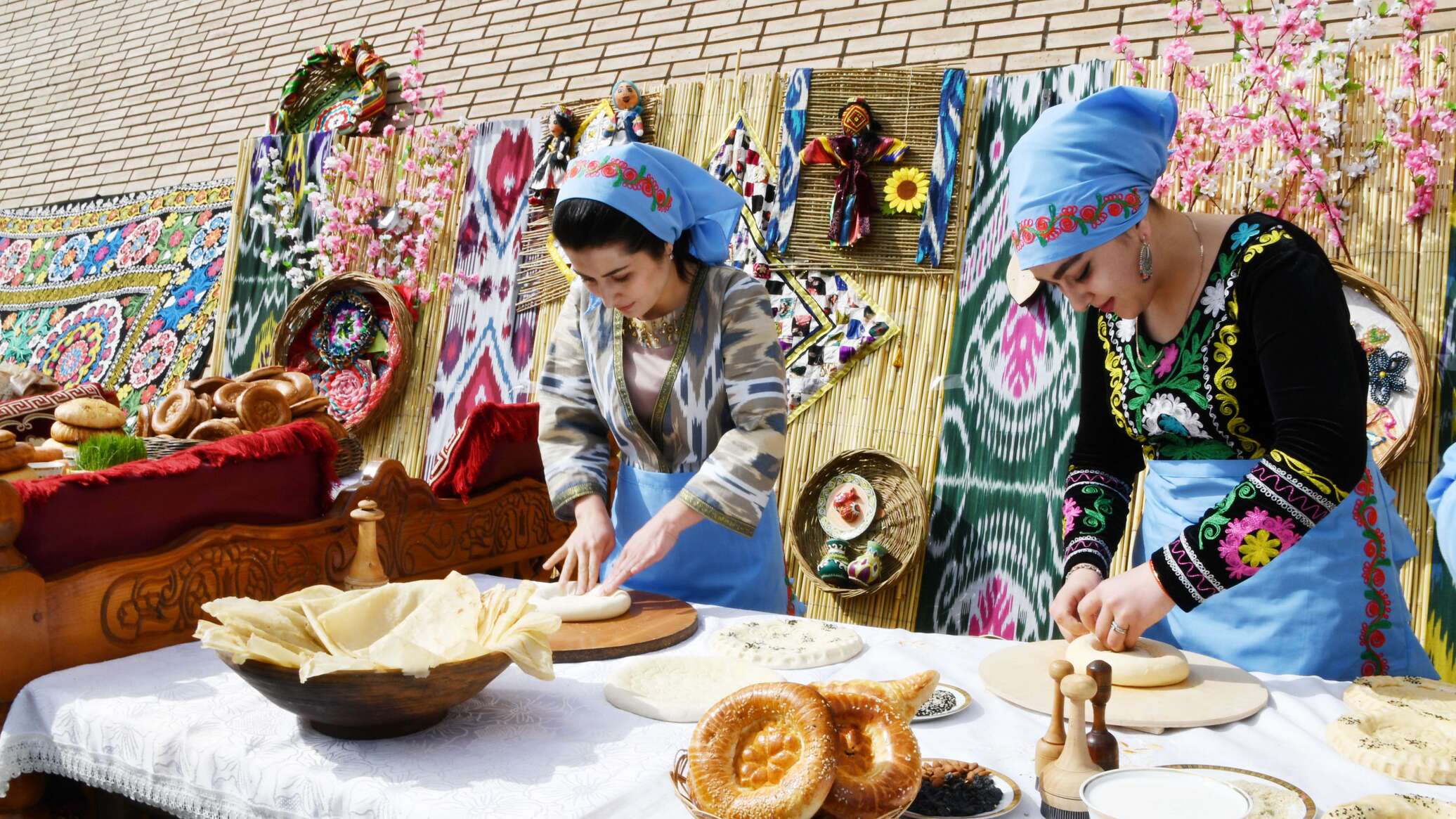 Таджикски б. Таджикские женщины. Хлеб в Таджикистане. Худжанд Таджикистан. Таджикский дастархан на празднике.