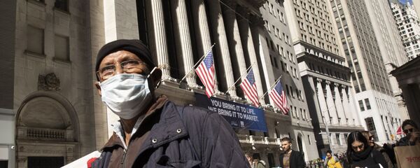 Человек проходит в маске, проходя мимо Нью-Йоркской фондовой биржи Человек проходит в маске, проходя мимо Нью-Йоркской фондовой биржи - Sputnik Таджикистан