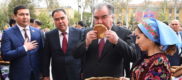 Рахмон принял участие в празднике меда, лепешки и картофеля - Sputnik Таджикистан