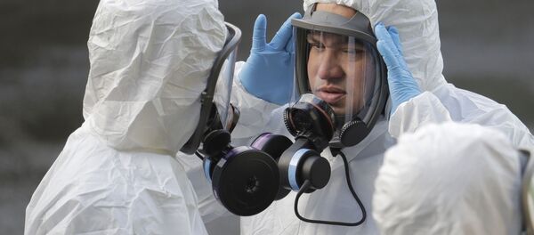 Мужчина в защитном костюме Мужчина в защитном костюме - Sputnik Таджикистан