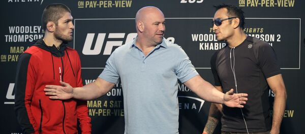 Президент UFC Дана Уайт стоит между бойцами Тони Фергюсоном (справа) и Хабибом Нурмагомедовым - Sputnik Тоҷикистон