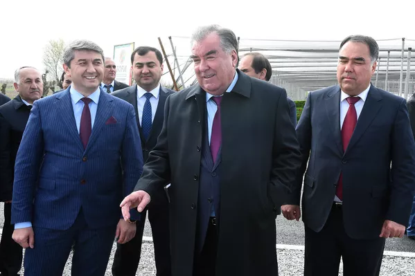 Эмомалӣ Раҳмон, раисиҷумҳури Тоҷикистон, соҳибкор Саидмурод Давлатов ва Раҷаббой Аҳмадзода, раиси Суғд ҳангоми боздид аз боғ дар ноҳияи Спитамен Эмомалӣ Раҳмон, раисиҷумҳури Тоҷикистон, соҳибкор Саидмурод Давлатов ва Раҷаббой Аҳмадзода, раиси Суғд ҳангоми боздид аз боғ дар ноҳияи Спитамен - Sputnik Тоҷикистон
