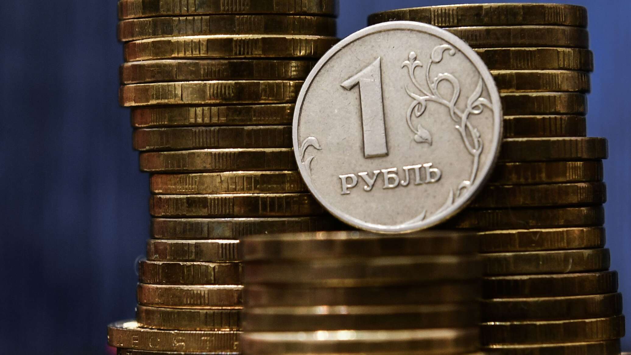 Рубль ис. Доллары в рубли. Экономика рубль. Рубль растет. Рубль против евро.