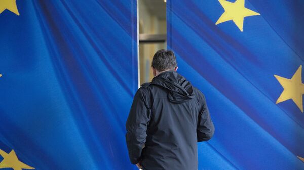 Мужчина идет через раздвижную дверь со звездами Европейского Союза - Sputnik Таджикистан