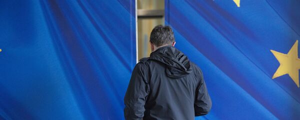 Мужчина идет через раздвижную дверь со звездами Европейского Союза Мужчина идет через раздвижную дверь со звездами Европейского Союза - Sputnik Таджикистан