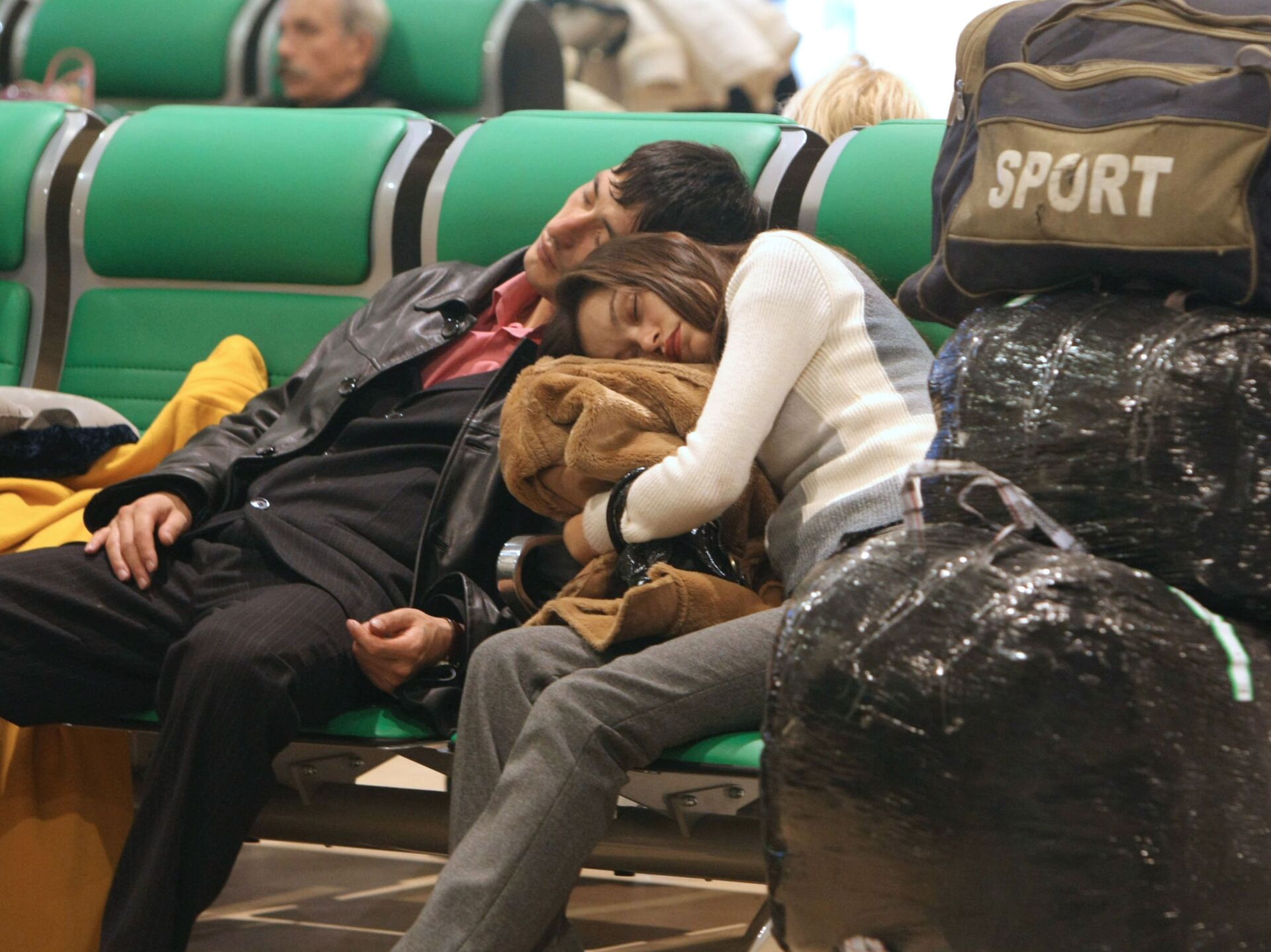 Домодедово аэропорт таджики уезжают. Узбеки в аэропорту. Мигранты в аэропорту. Застряли в аэропорту. Таджики в аэропорту.