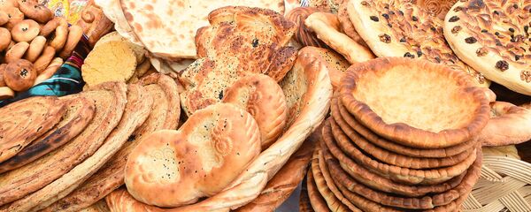 Стенд на празднике лепешек в Согдийской области - Sputnik Тоҷикистон