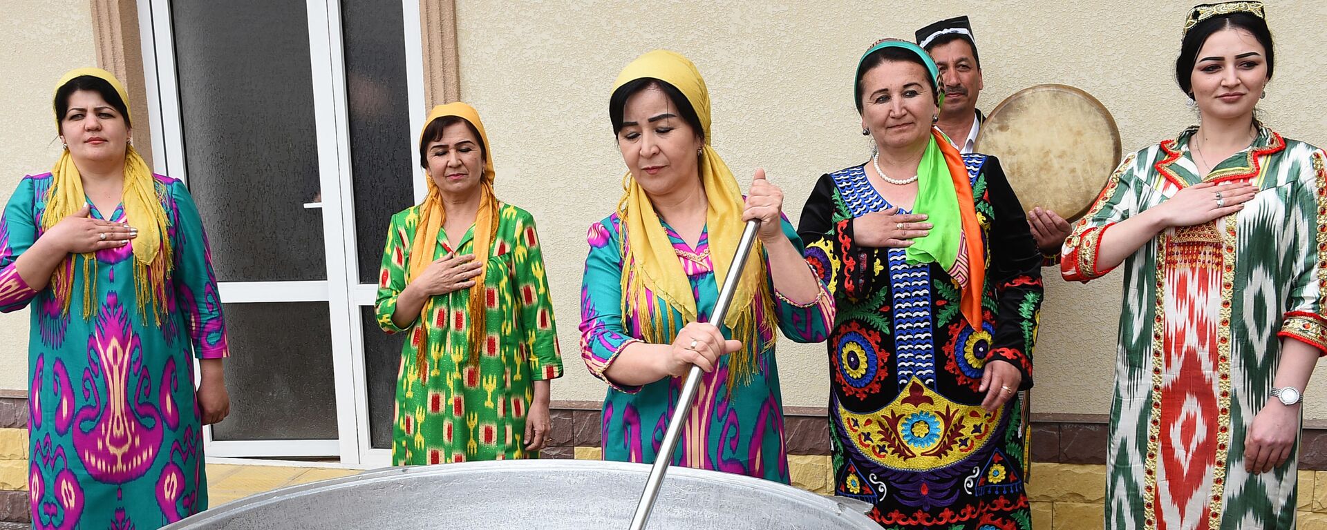 Женщины готовят суманак на Навруз - Sputnik Таджикистан, 1920, 11.12.2025