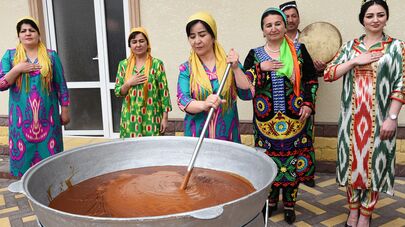 Женщины готовят суманак на Навруз