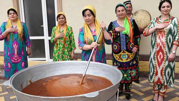 Женщины готовят суманак на Навруз - Sputnik Тоҷикистон