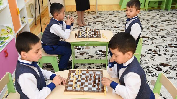 Дети играют в шахматы в детском саду. Архивное фото - Sputnik Тоҷикистон