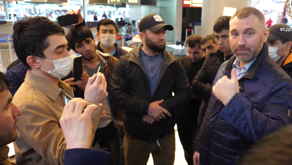 Сотни мигрантов не могут попасть домой, застряв в аэропорту Внуково - Sputnik Тоҷикистон