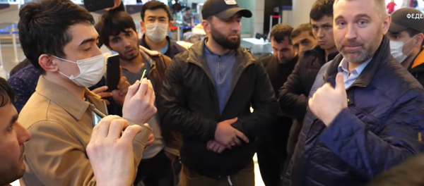 Сотни мигрантов не могут попасть домой, застряв в аэропорту Внуково - Sputnik Тоҷикистон